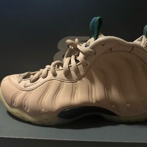 Foamposite size 7 woman’s
